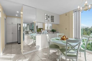 Dining - 2 bedroom 2 bath Gulf View from wraparound lanai, allows dogs!! (Sanibel Island)