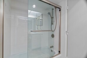 Shower, towels - 2 bedroom 2 bath Gulf View from wraparound lanai, allows dogs!! (Sanibel Island)