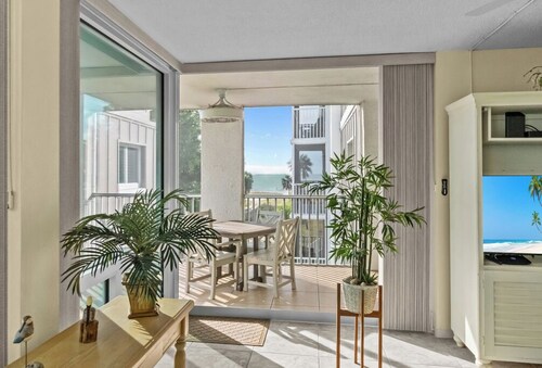 2 bedroom 2 bath Gulf View from wraparound lanai, allows dogs!!