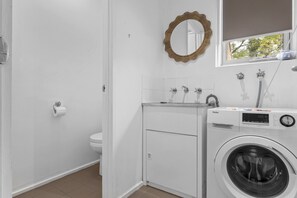 Bathroom - Spacious 3-bed Townhouse With Courtyard (Melbourne)