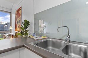 Apartment | Private kitchen | Cookware/dishes/utensils - Spacious 3-bed Townhouse With Courtyard (Melbourne)