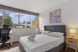 3 bedrooms, bed sheets - Spacious 3-bed Townhouse With Courtyard (Melbourne)