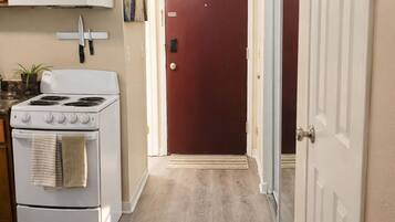 Een koelkast, een magnetron, een oven, een kookplaat