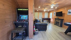 TV, fireplace, foosball, offices - Serene Cabin Retreat・Hot Tub・Games・Grill・Firepit (Sevierville)