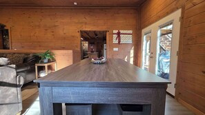 Interior - Serene Cabin Retreat・Hot Tub・Games・Grill・Firepit (Sevierville)