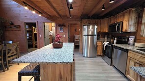 Fridge, microwave, oven, stovetop - Serene Cabin Retreat・Hot Tub・Games・Grill・Firepit (Sevierville)