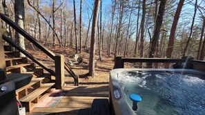 Outdoor spa tub - Serene Cabin Retreat・Hot Tub・Games・Grill・Firepit (Sevierville)