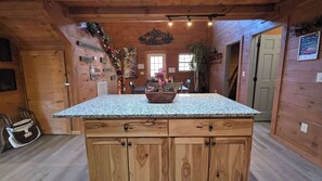 Interior - Serene Cabin Retreat・Hot Tub・Games・Grill・Firepit (Sevierville)
