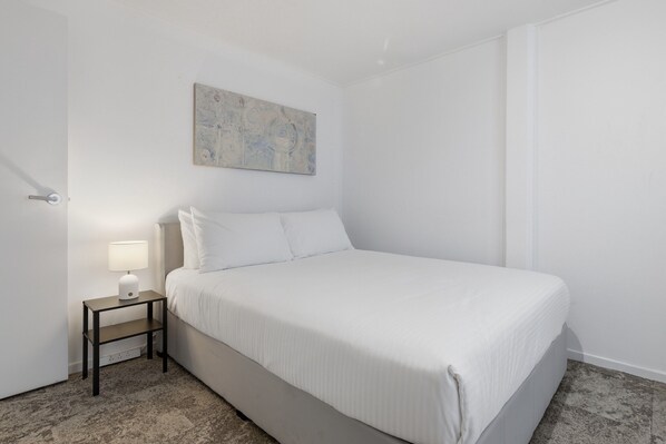 Apartment | 3 bedrooms, laptop workspace, bed sheets - Coastal Escape With Courtyard and Parking (Margate)