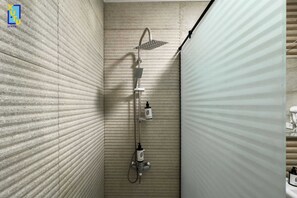 Apartamento básico | Banheiro | Produtos de toalete biodegradáveis, secador de cabelo, toalhas de banho 