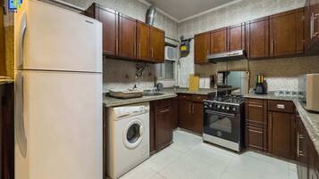Basic Apartment | Private kitchen | Fridge, microwave, oven, stovetop