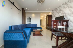 Appartement | Coin séjour | Télévision de 55 pouces avec chaînes par satellite