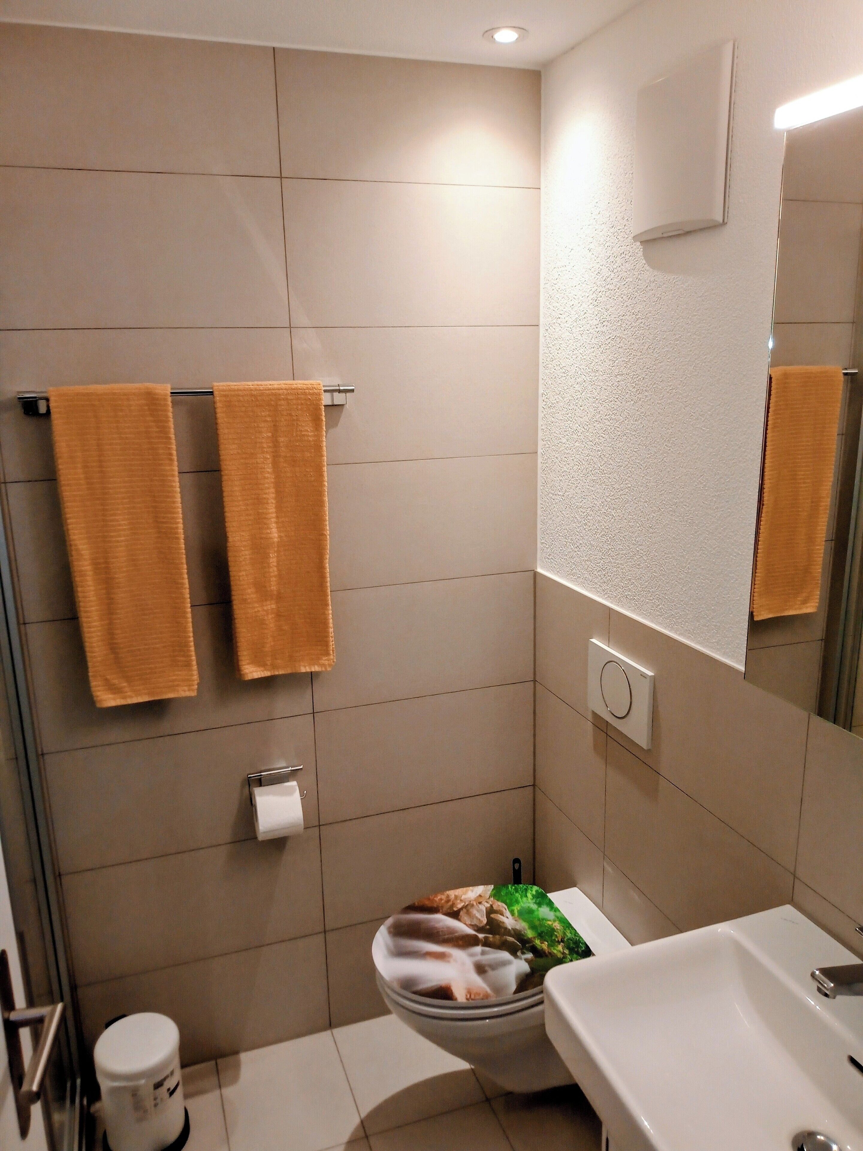 Dusj, hårføner, håndklær og såpe