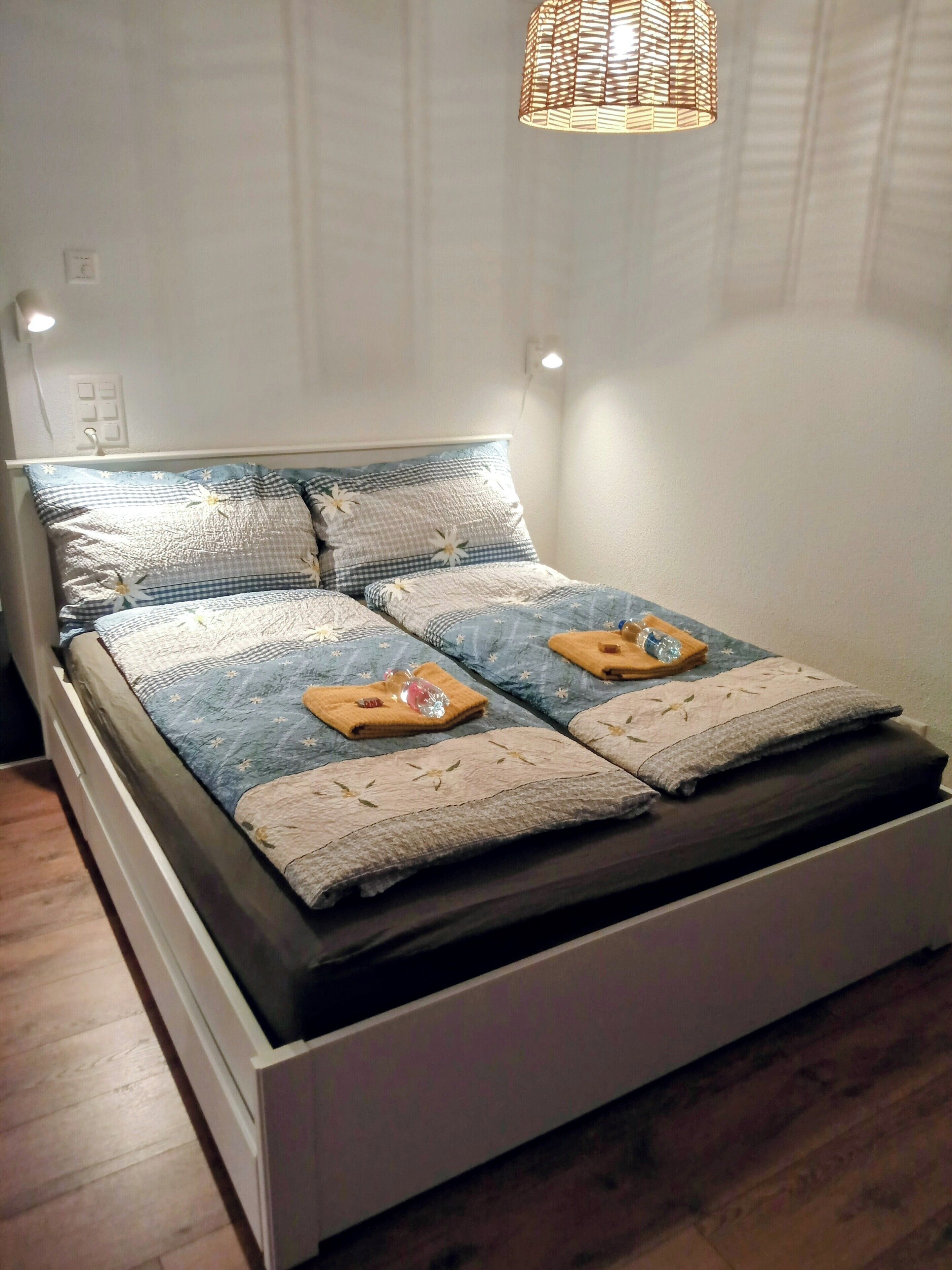 Tabla de planchar con plancha, wifi, ropa de cama