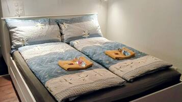 Tabla de planchar con plancha, wifi, ropa de cama