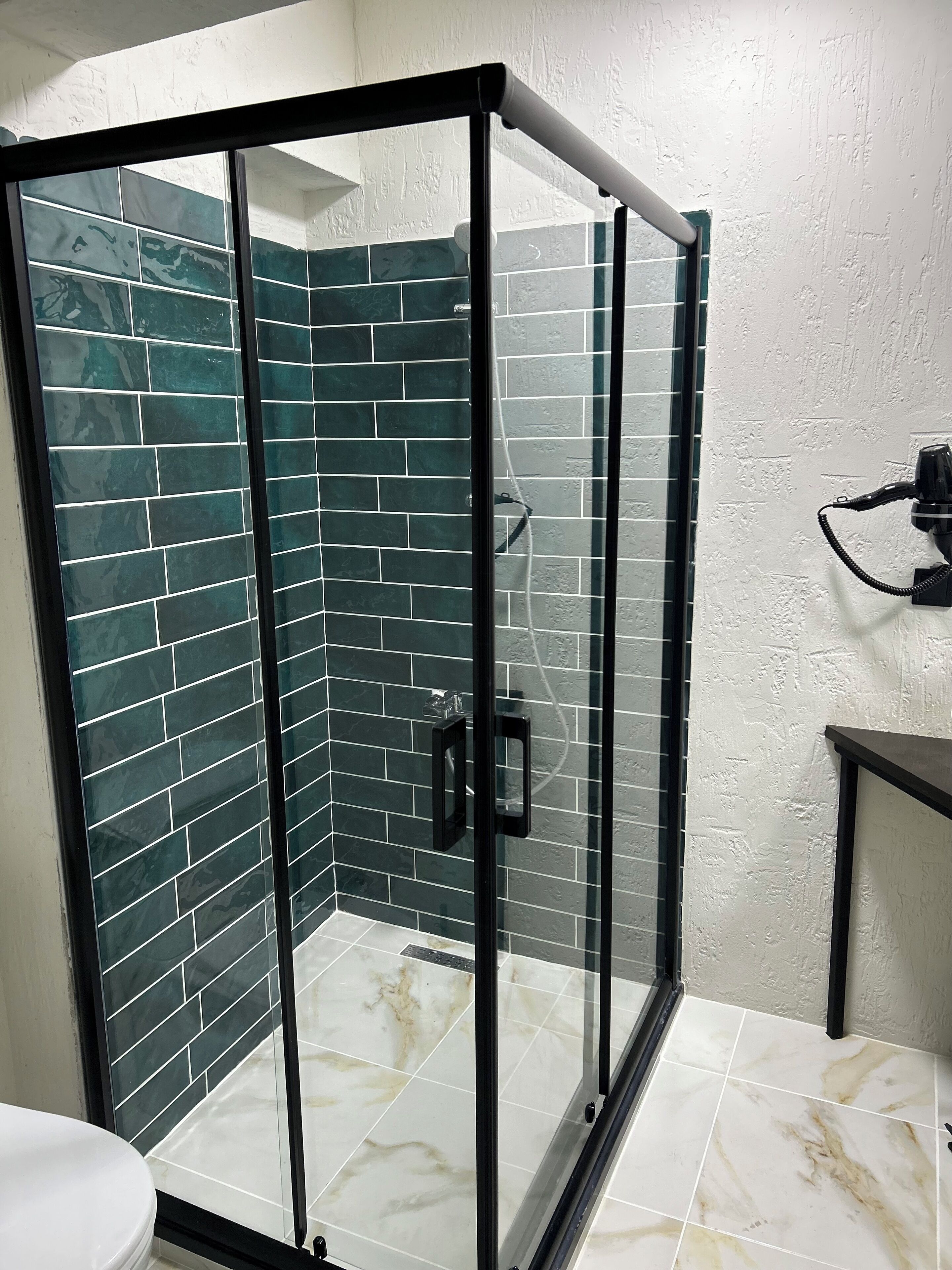 Estudio Deluxe | Baño | Regadera, secadora de cabello, toallas, jabón 