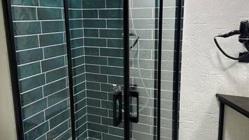 Estudio Deluxe | Baño | Regadera, secadora de cabello, toallas, jabón