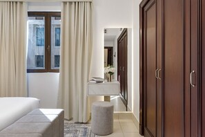 In-room safe, iron/ironing board, free WiFi, bed sheets - Durrani Homes Zafran Luxe Stay Iconic Burj View (Dubai)