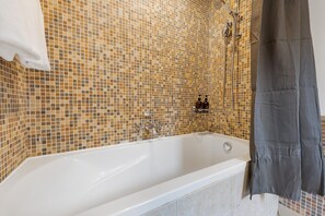 Bruser, boblebadekar, hårtørrer, bidet