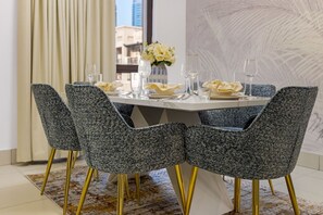 Dining - Durrani Homes Zafran Luxe Stay Iconic Burj View (Dubai)