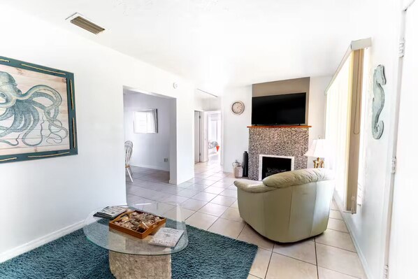 Smart TV - Suncoast Comfort at The Sweet Retreat (Bradenton)
