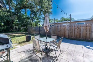 Outdoor dining - Suncoast Comfort at The Sweet Retreat (Bradenton)