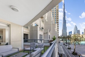 Property grounds - Durrani Homes - Azure 2br with Burjkhalifa View (Dubai)