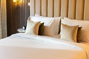 4 camere, una cassaforte in camera, una scrivania, ferro/asse da stiro