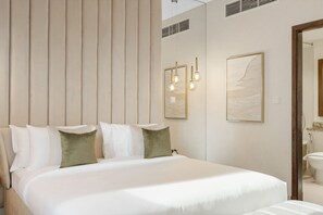 Värdeförvaringsskåp på rummet, skrivbord och strykjärn/strykbräda