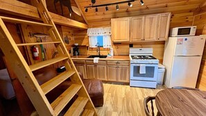 Fridge, oven, stovetop, coffee/tea maker - Royal Coachman | Cozy Moose River Cabin Near Moose (Rockwood)