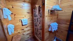 Dusche, Haartrockner, Handtücher