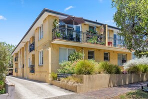 Apartment | Reception - Spacious Stay Near Shops & Cafes in Marrickville (Sydney)