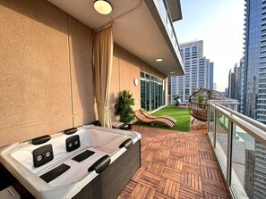 Terrace/patio - Durrani Homes - Alluring 5BR with Private Jacuzzi (Dubai)
