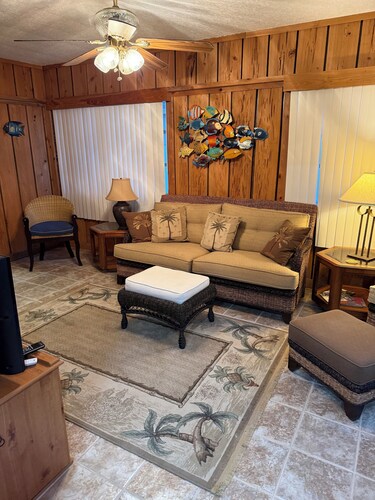 Gorgeous Waterfront 3-bedroom house with AC in charming Lake Wales. With docks