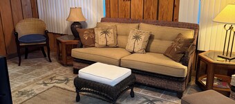 Gorgeous Waterfront 3-bedroom house with AC in charming Lake Wales. With docks