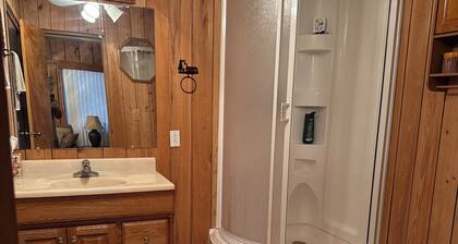 Gorgeous Waterfront 3-bedroom house with AC in charming Lake Wales. With docks