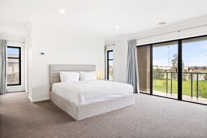 Apartment | 5 bedrooms, bed sheets - Spacious 5-bed Home in Peaceful Point Cook (Melbourne)