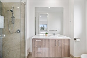 Apartment | Bathroom - Spacious 5-bed Home in Peaceful Point Cook (Melbourne)