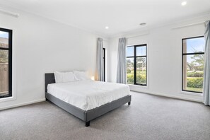 Apartment | 5 bedrooms, bed sheets - Spacious 5-bed Home in Peaceful Point Cook (Melbourne)