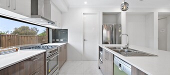 Spacious 5-bed Home in Peaceful Point Cook