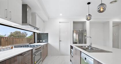 Spacious 5-bed Home in Peaceful Point Cook