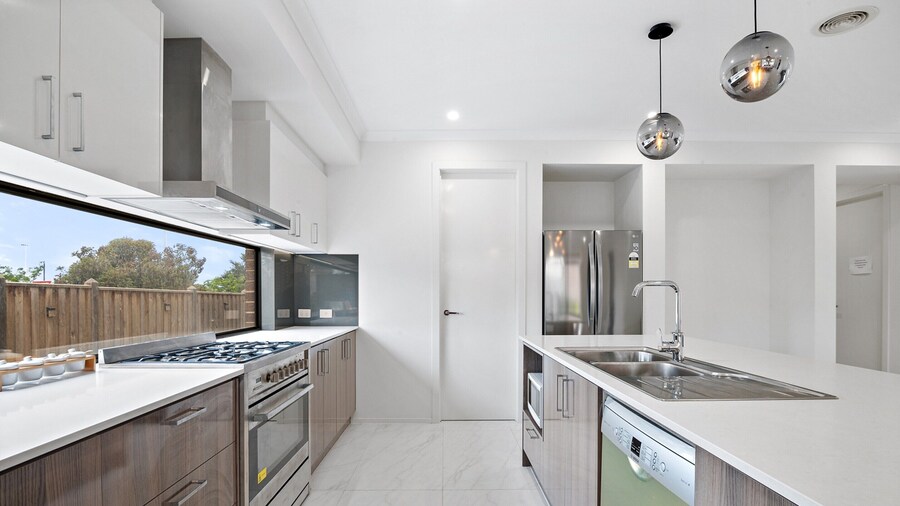 Spacious 5-bed Home in Peaceful Point Cook