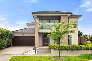 Apartment | Reception - Spacious 5-bed Home in Peaceful Point Cook (Melbourne)