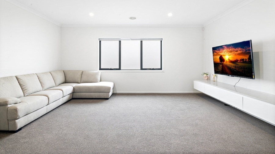 Spacious 5-bed Home in Peaceful Point Cook