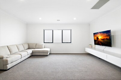 Spacious 5-bed Home in Peaceful Point Cook