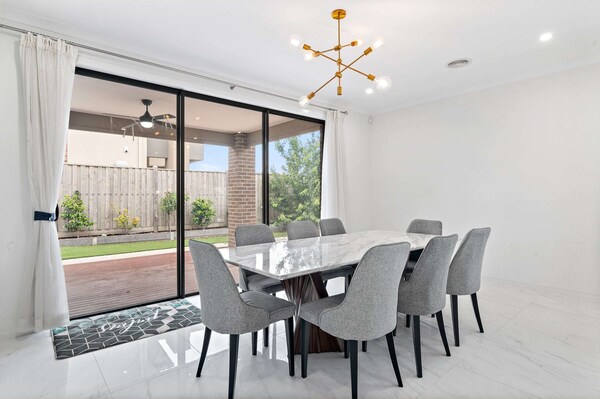 Spacious 5-bed Home In Peaceful Point Cook - Werribee