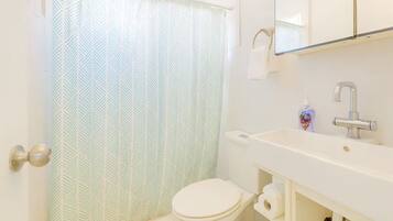 Estudio, vista a la playa | Baño