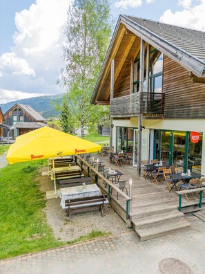 House | Outdoor dining - Large Vacation Home Near ski Resort (Sankt Georgen am Kreischberg)