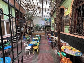 Outdoor dining - Flora Hostel Baku (Bakı)