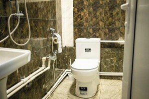 Shared Dormitory | Bathroom | Soap, toilet paper - Flora Hostel Baku (Bakı)